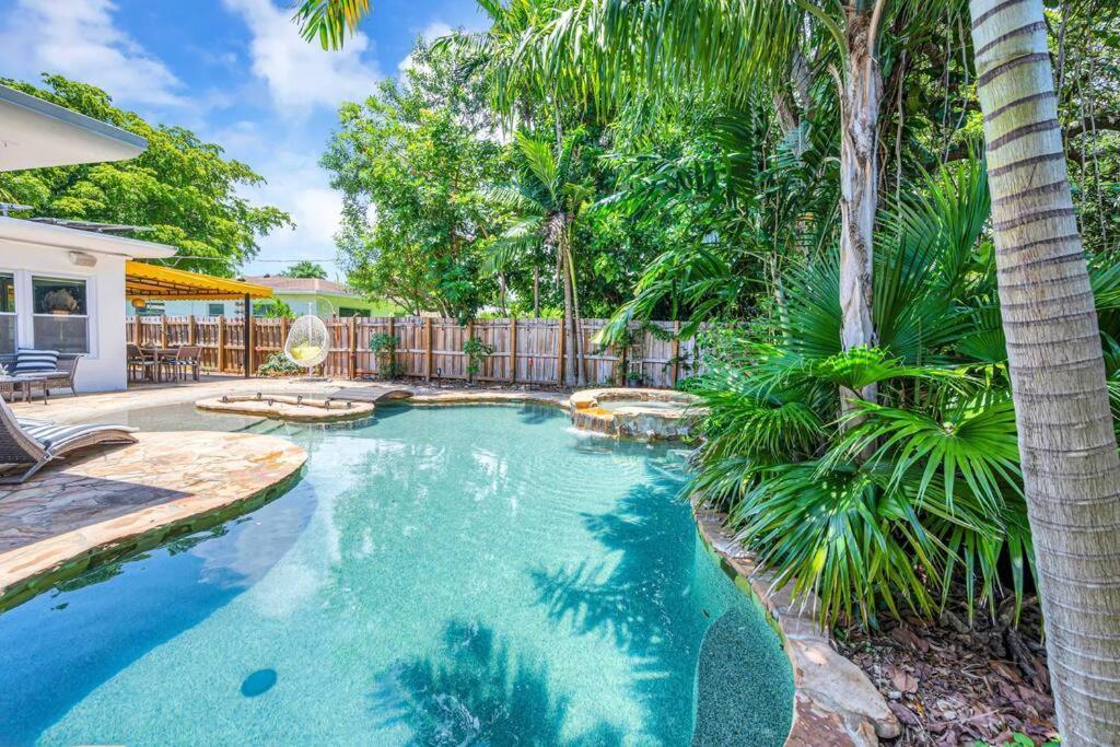 Modern Tropical Pool House North Miami Hot Tub Villa Exterior photo